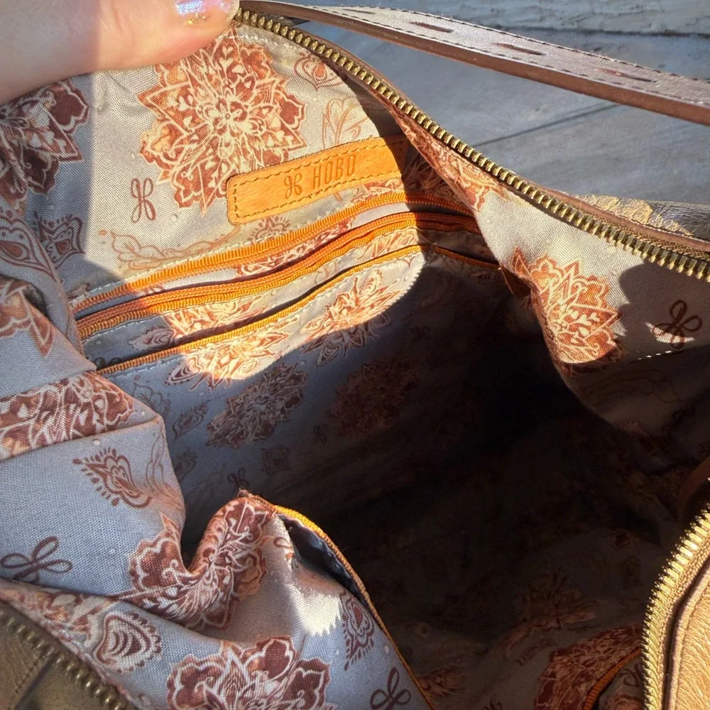 Gucci Tan Tote Bag with Signature Pattern - Picture 8 of 9